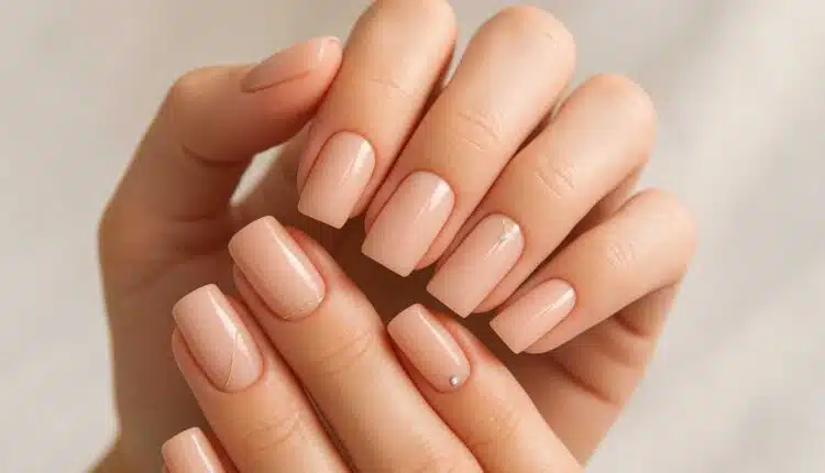 Unha quadrada nude decorada: a escolha das clássicas com muito estilo para todas as ocasiões