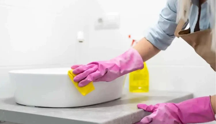 Lavando o banheiro sem esforço: passo a passo para remover manchas difíceis e deixar aroma de limpeza por horas