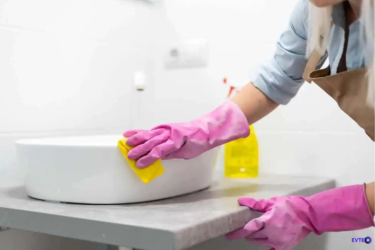 Lavando o banheiro sem esforço: passo a passo para remover manchas difíceis e deixar aroma de limpeza por horas