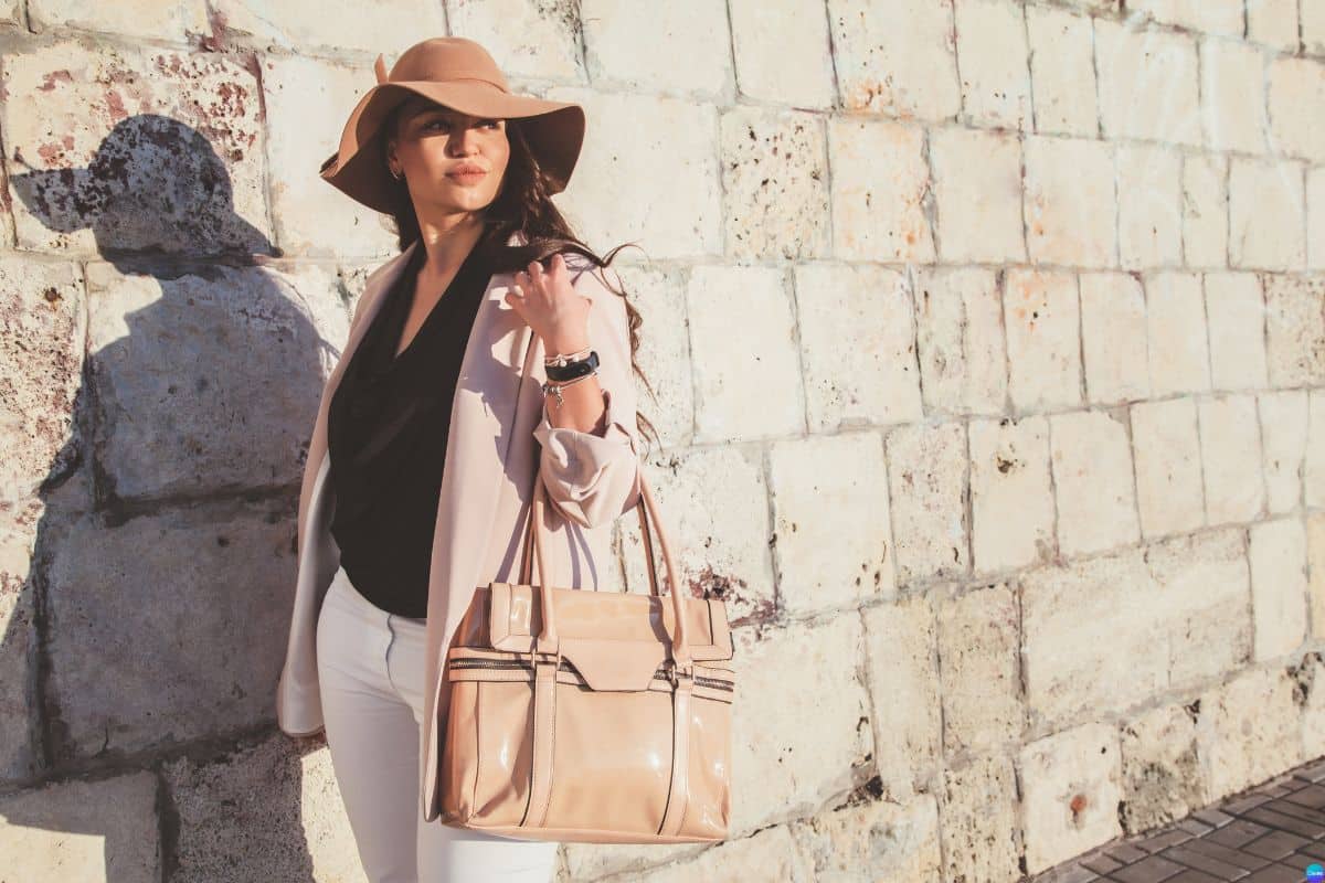 Modelos de bolsas que cabem tudo sem perder a leveza