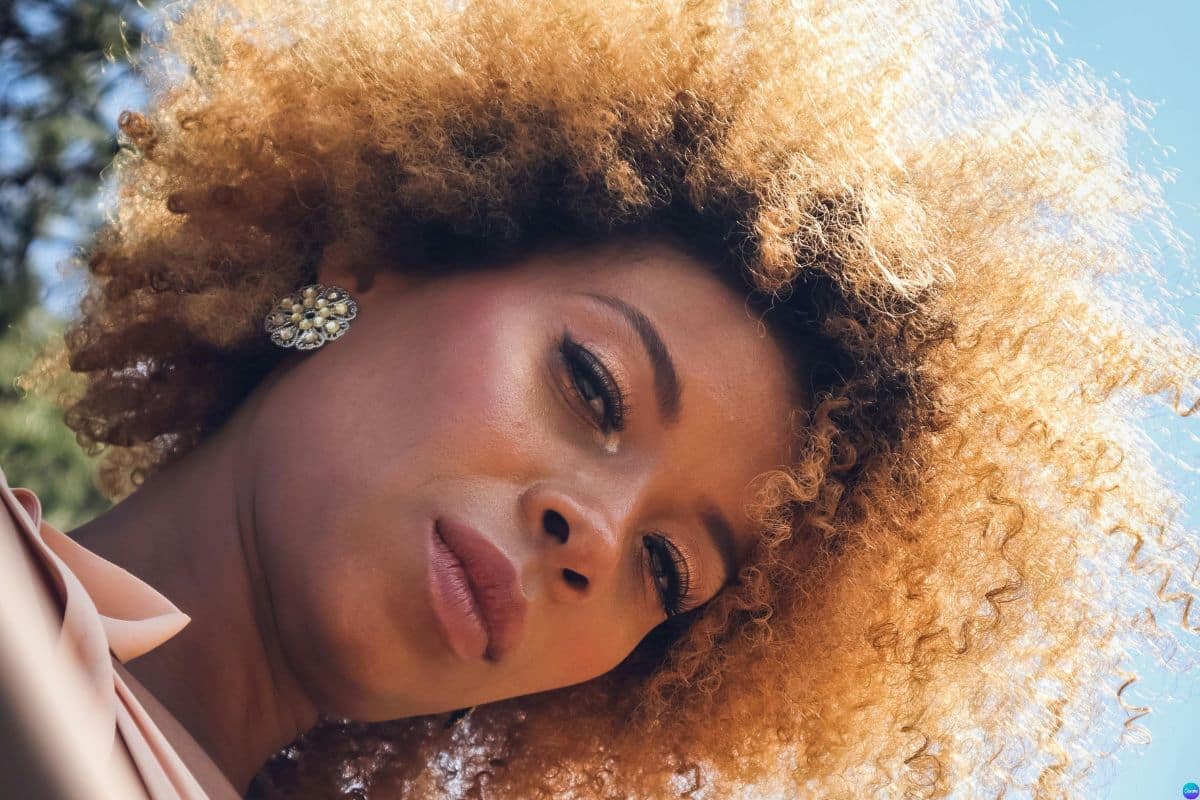Modelos de brincos ideais para quem tem cabelo volumoso