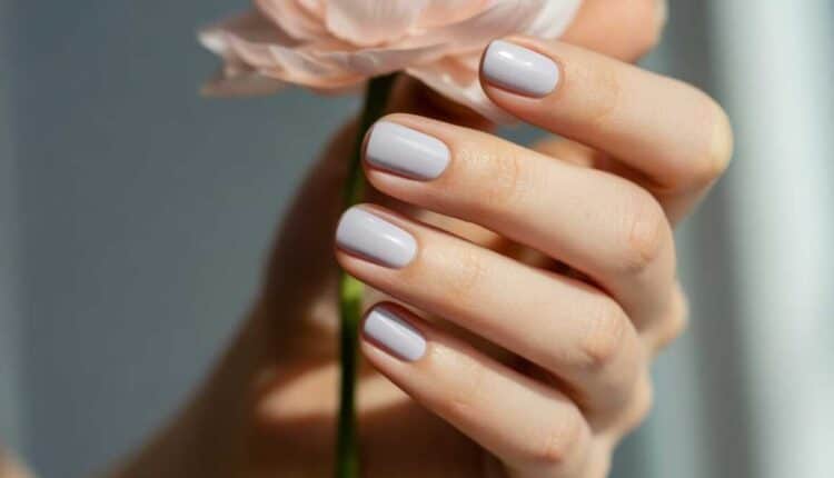 O esmalte clarinho que virou febre entre as influenciadoras e domina as unhas da temporada