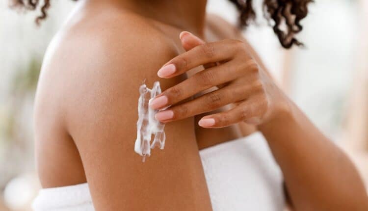 O que é body lotion e como incluir na sua rotina de cuidados para pele hidratada e saudável