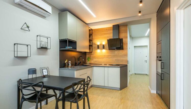O que fazer para a cozinha pequena parecer maior usando apenas truques de decoração