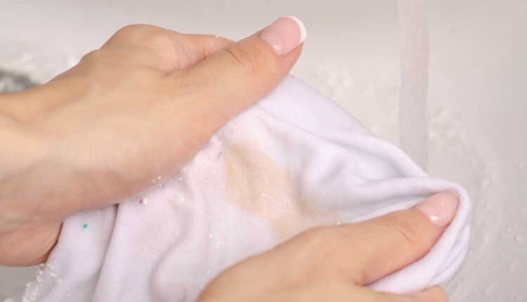 O que fazer para evitar manchas amarelas em roupas brancas no varal: dicas eficazes para manter suas roupas sempre limpas