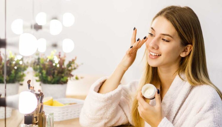 O segredo para fazer sua pele brilhar com skincare simples e barato