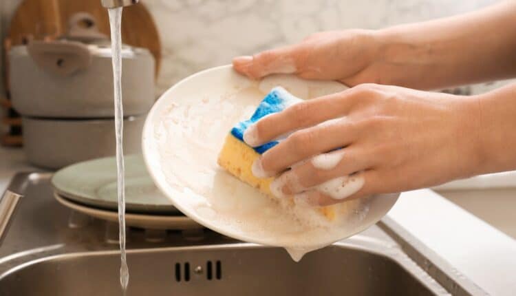 O truque da esponja congelada que está facilitando a vida de quem cozinha