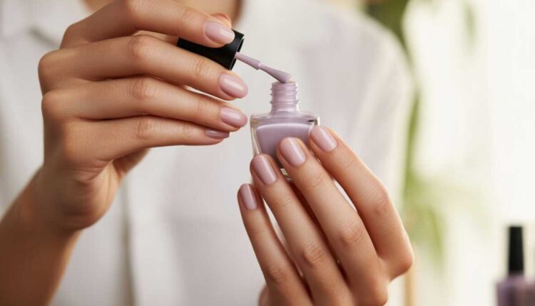 O truque fácil que faz o esmalte durar mais de uma semana nas unhas sem descascar