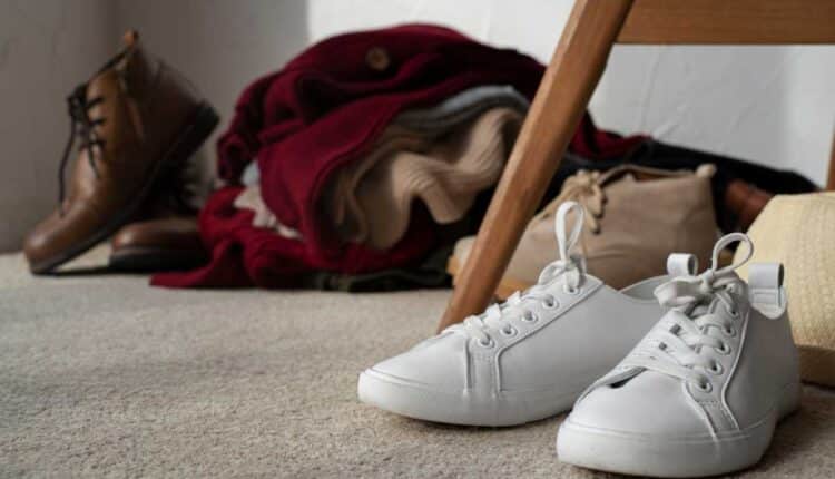 O truque que uso para tirar cheiro ruim dos sapatos rapidinho de forma eficaz e simples