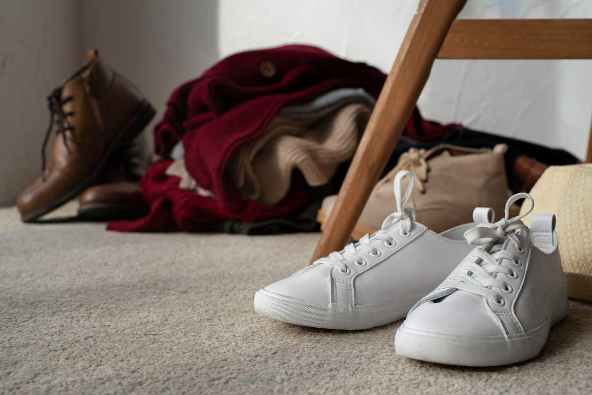 O truque que uso para tirar cheiro ruim dos sapatos rapidinho de forma eficaz e simples