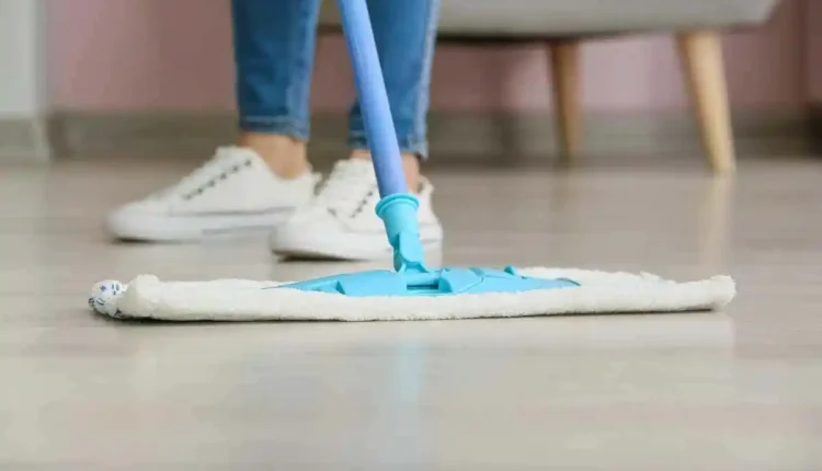 O que colocar na água do pano de chão pra casa ficar perfumada