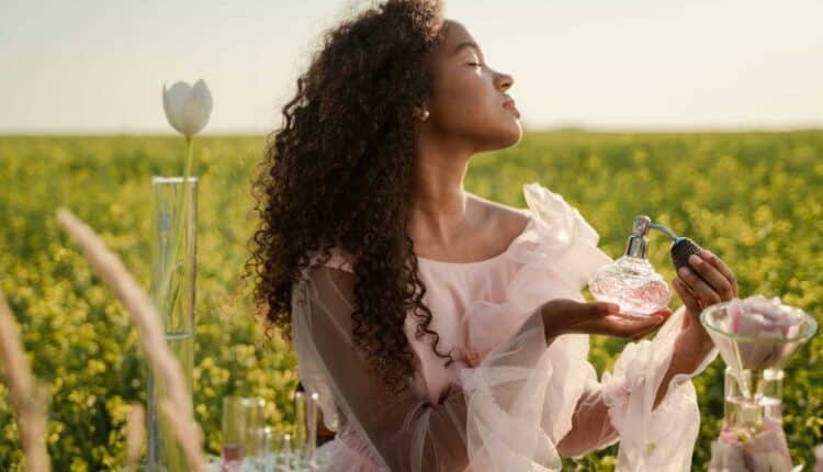 Perfumes femininos nacionais que deixam rastro: opções duradouras para o dia inteiro