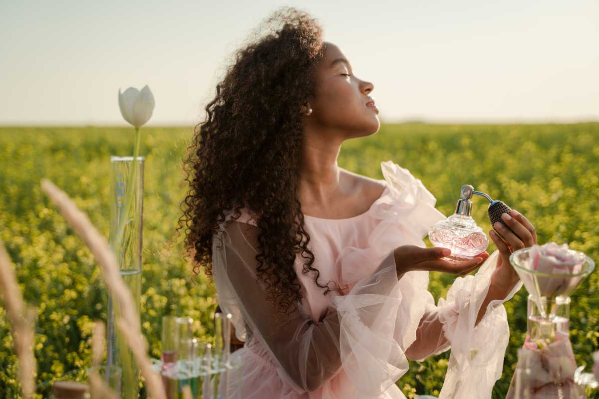 Perfumes femininos nacionais que deixam rastro: opções duradouras para o dia inteiro