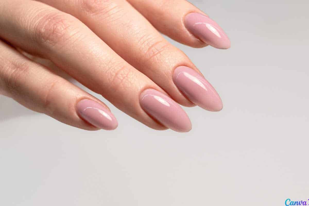 Unhas com Esmalte Nude e Delicadeza no Dia a Dia