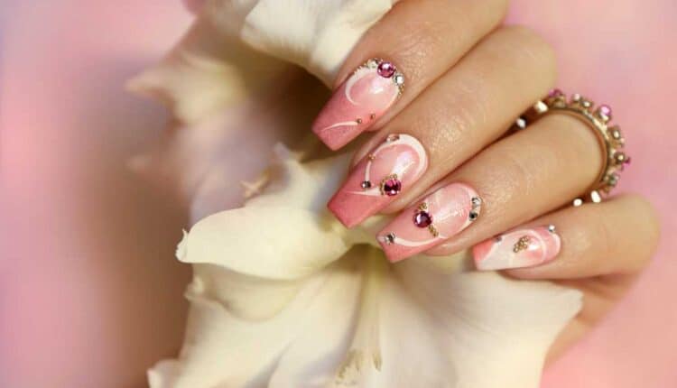 Unha rosa claro com branco: combinação suave que transmite elegância para unhas sofisticadas