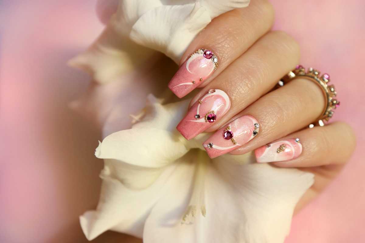 Unha rosa claro com branco: combinação suave que transmite elegância para unhas sofisticadas