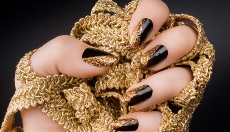 Unhas com glitter dourado degradê: o toque moderno que transforma qualquer look