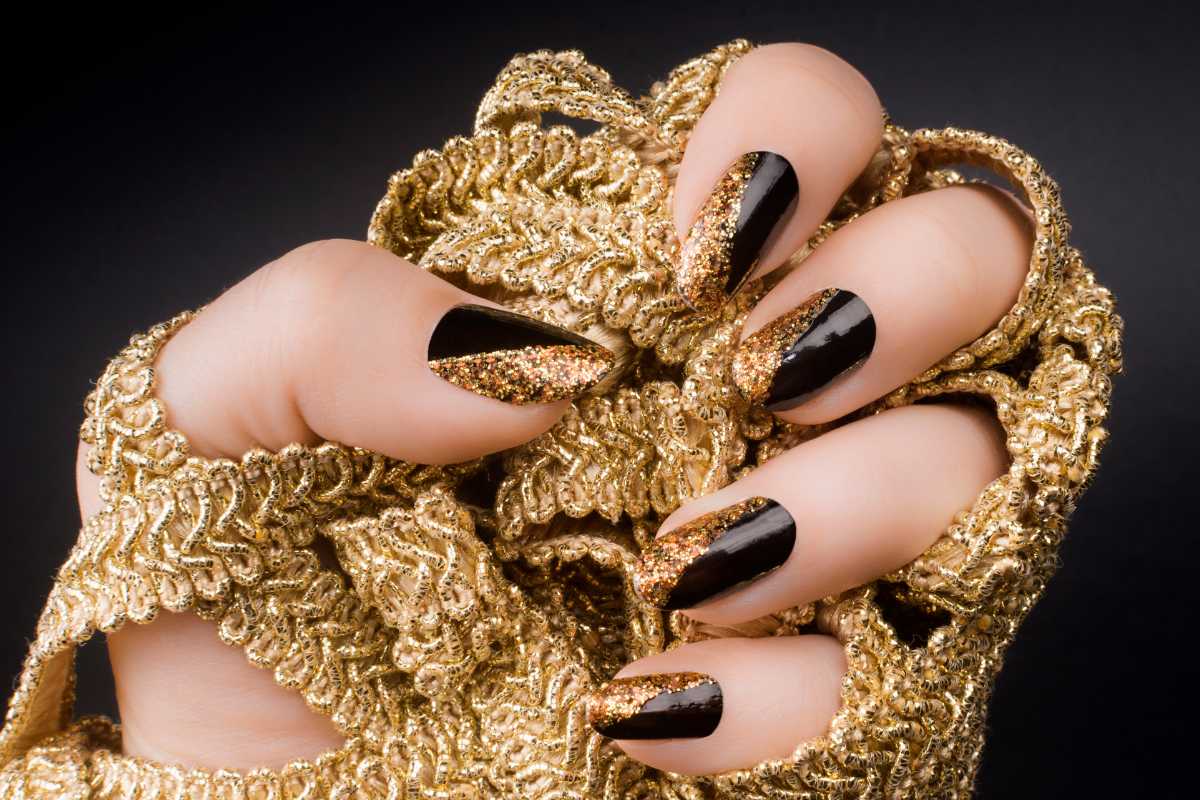 Unhas com glitter dourado degradê: o toque moderno que transforma qualquer look