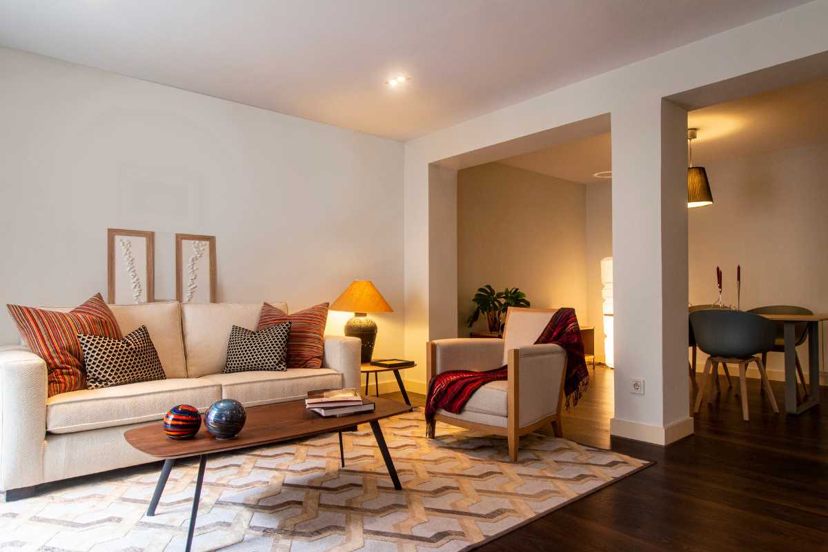 Uso de Tapetes e Prateleiras Decorativas