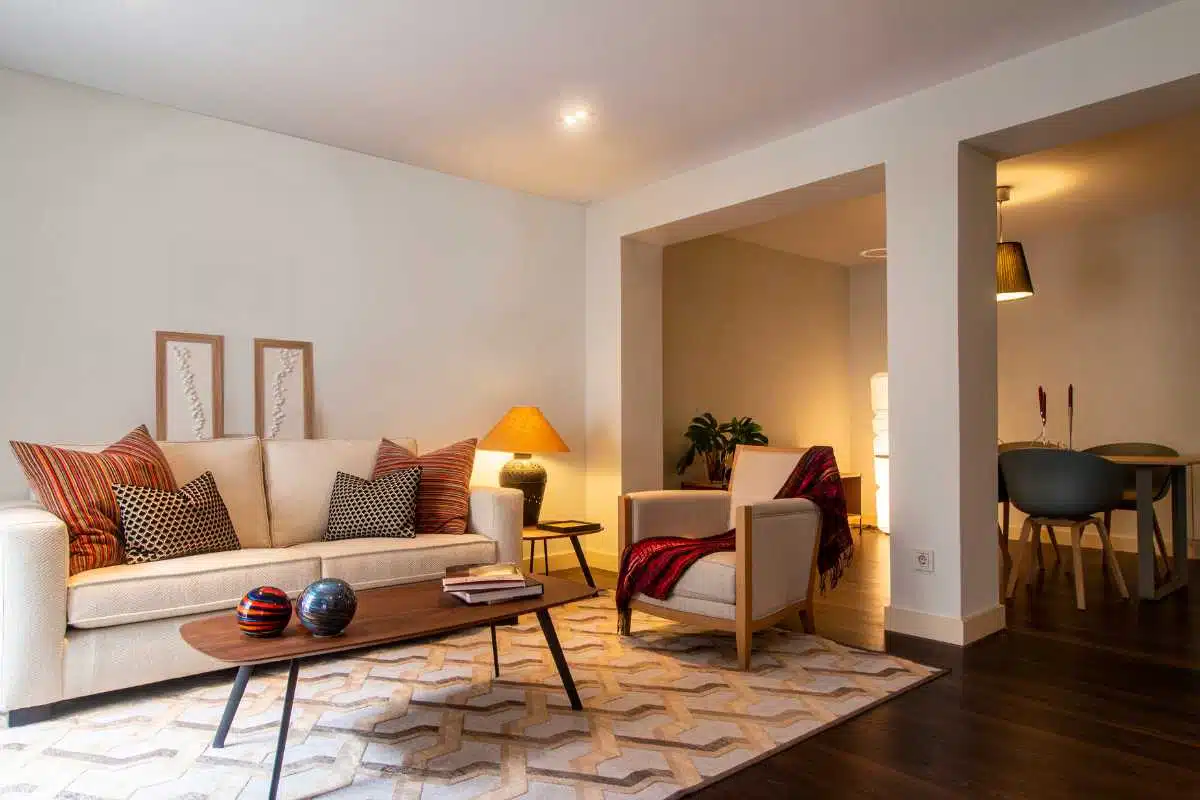 Uso de Tapetes e Prateleiras Decorativas