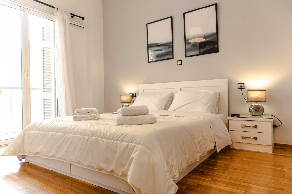 Utilize iluminação, luzinhas e cortinas para criar um ambiente acolhedor