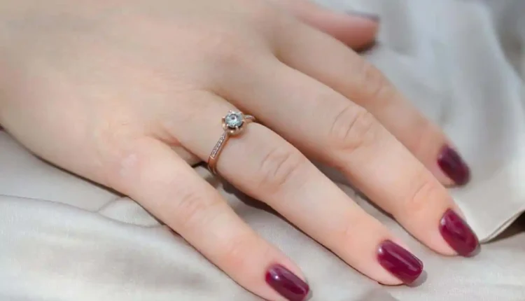 O tom vinho da Avon que parece esmalte de salão e dura a semana inteira
