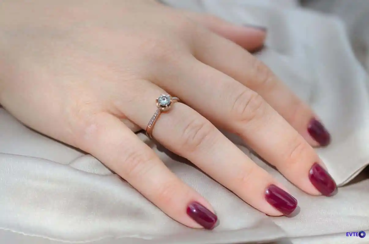O tom vinho da Avon que parece esmalte de salão e dura a semana inteira