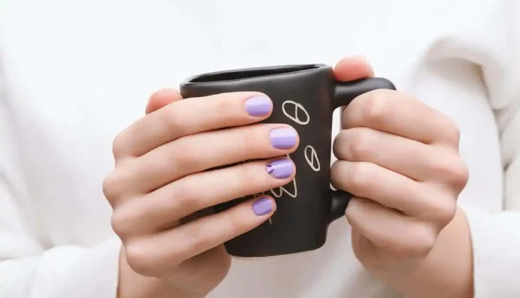 Unhas lilás com prata: a combinação que chama atenção sem exagero