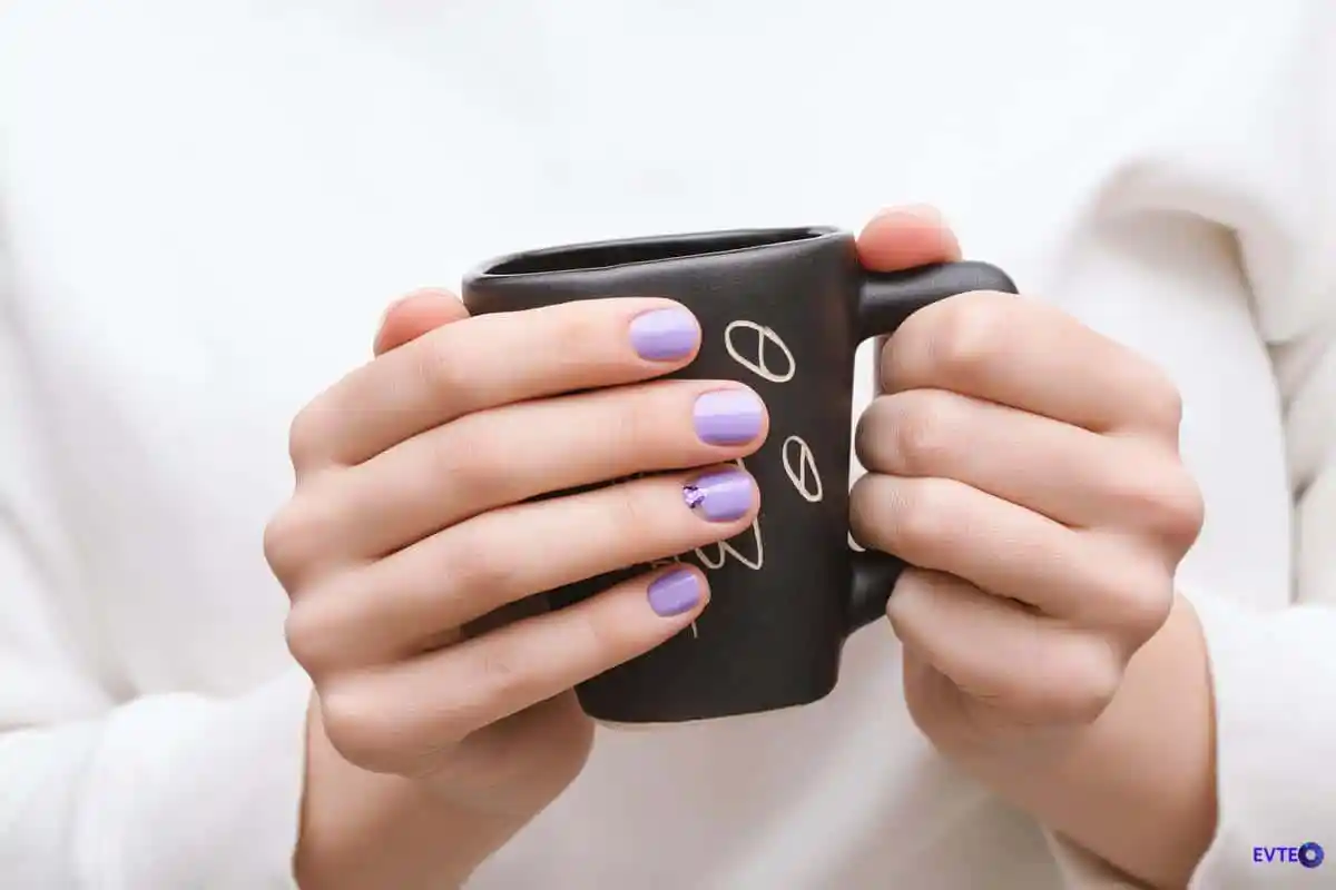 Unhas lilás com prata: a combinação que chama atenção sem exagero