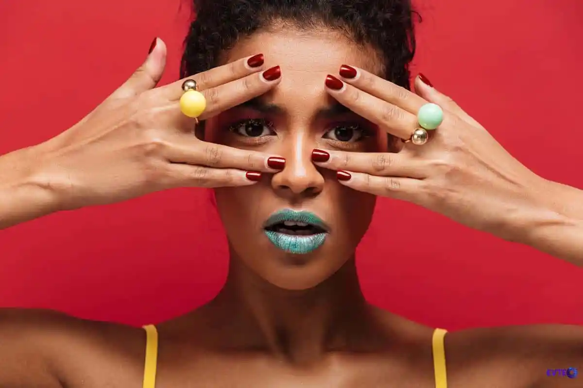 O tom vinho da Avon que parece esmalte de salão e dura a semana inteira