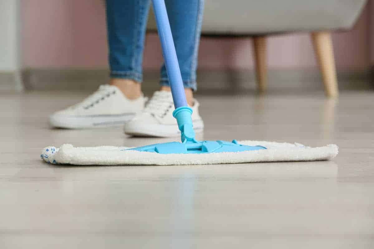 Como usar vinagre para manter pisos limpos e cheirosos sem agredir o material