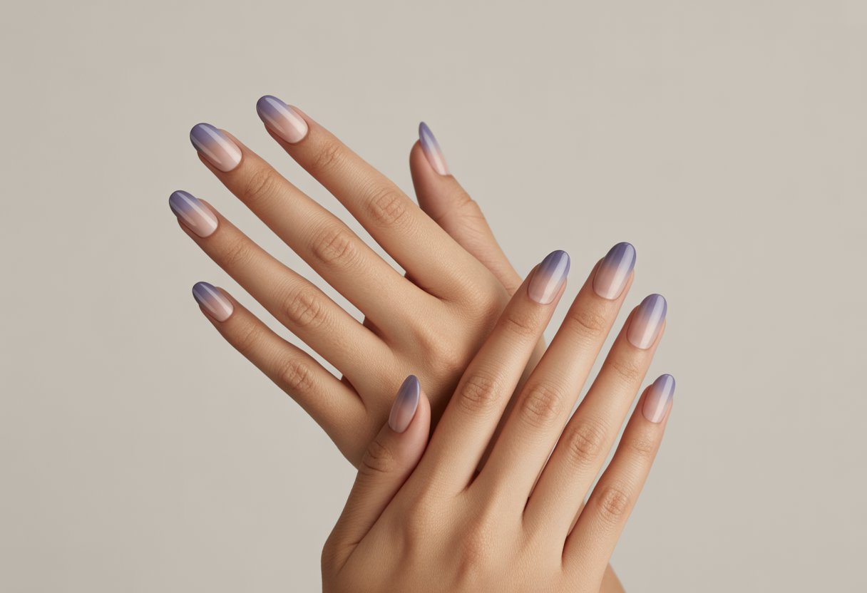 Três mãos com unhas de gel em efeito degradê ombré, exibindo diferentes combinações de cores e acabamento brilhante.