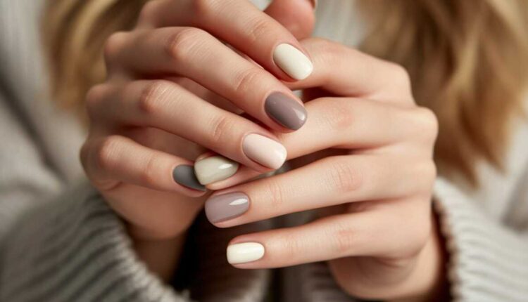 As cores neutras que as famosas estão usando nas unhas neste inverno