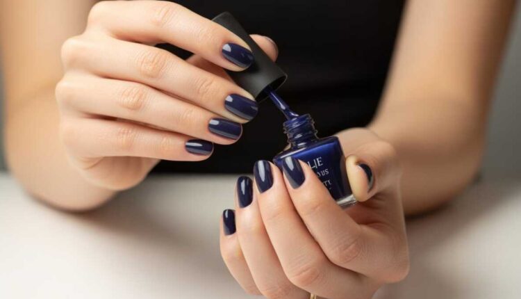 Esmalte escuro ajuda as unhas a crescerem? A resposta surpreende