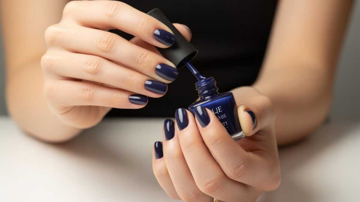 Esmalte escuro ajuda as unhas a crescerem? A resposta surpreende