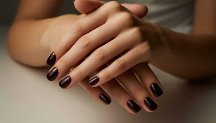 Unhas curtas e escuras estão dominando, e o visual é puro luxo