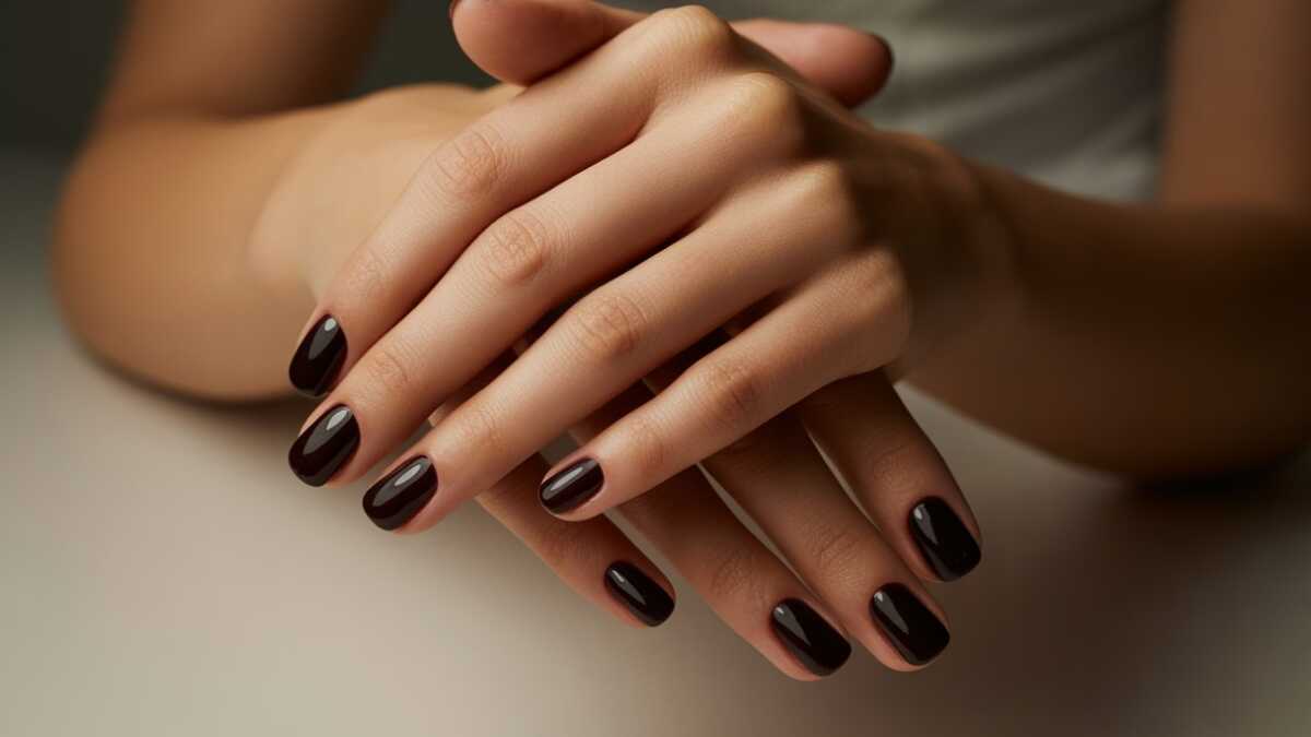 Unhas curtas e escuras estão dominando, e o visual é puro luxo