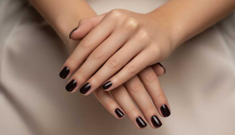 Unhas curtas e escuras que deixam qualquer look elegante: dicas essenciais para arrasar