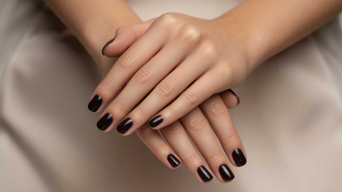 Unhas curtas e escuras que deixam qualquer look elegante: dicas essenciais para arrasar